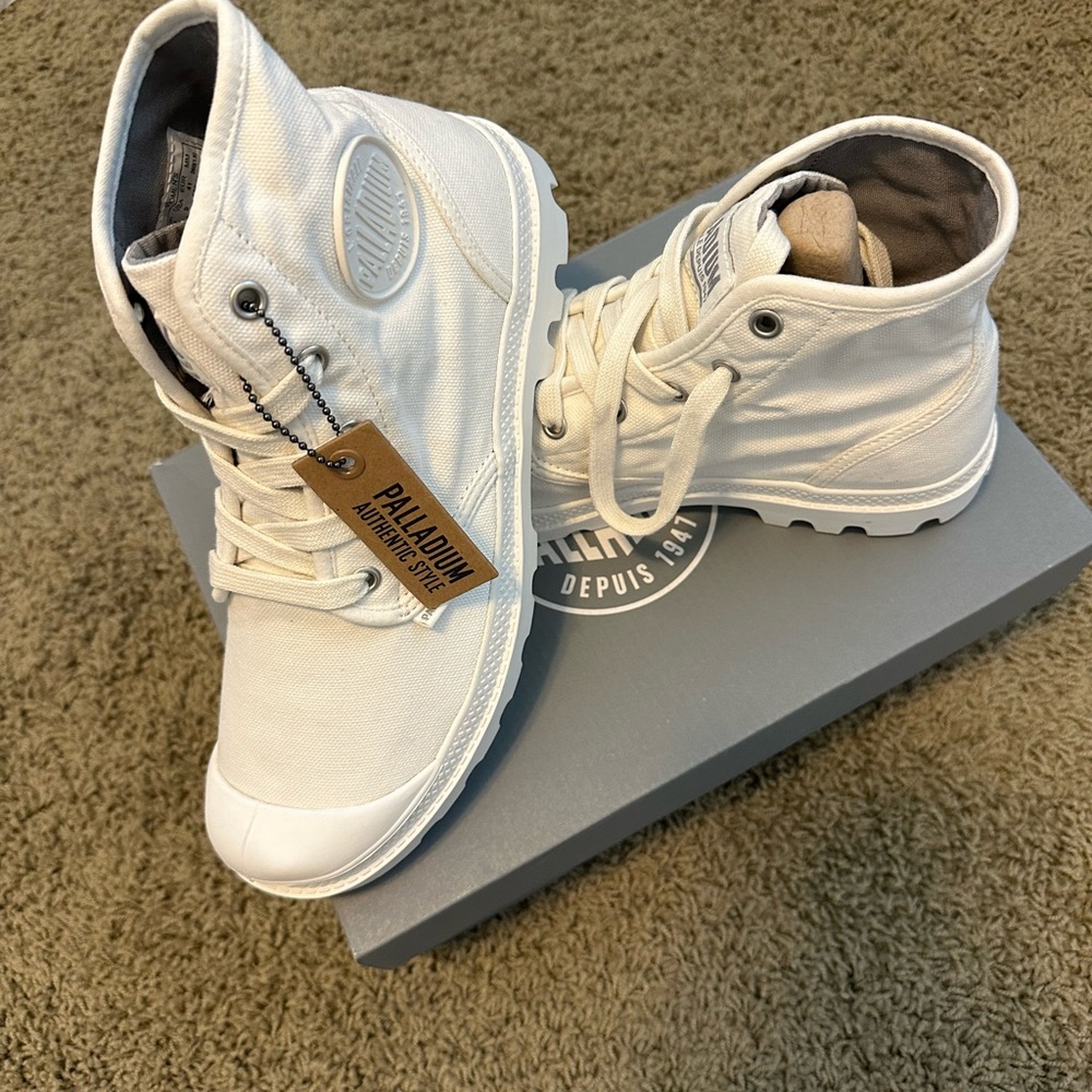 NIB Palladium Pampa Hi Sneaker Boots / Shoes - Womens White - #92352-116-M